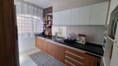 Casa Jd Estoril 3 d com armários, ótima localização