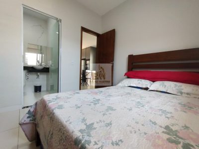 Casa Geisel moderna 2 dormitórios com terreno no fundo