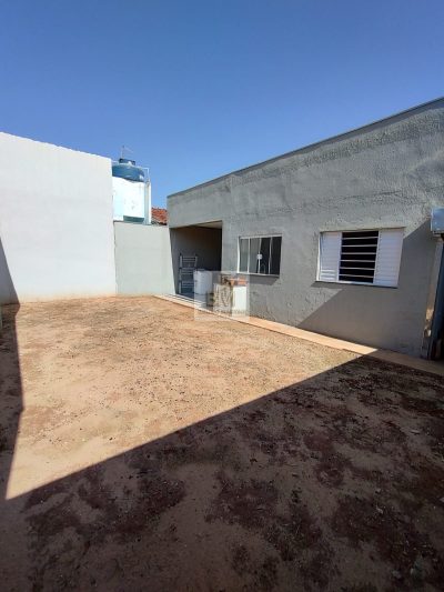 Casa Geisel moderna 2 dormitórios com terreno no fundo