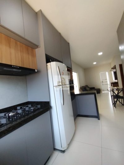 Casa Geisel moderna 2 dormitórios com terreno no fundo