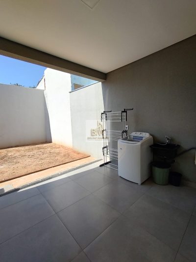 Casa Geisel moderna 2 dormitórios com terreno no fundo
