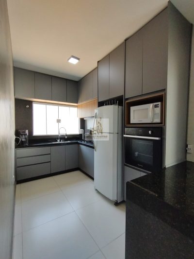 Casa Geisel moderna 2 dormitórios com terreno no fundo
